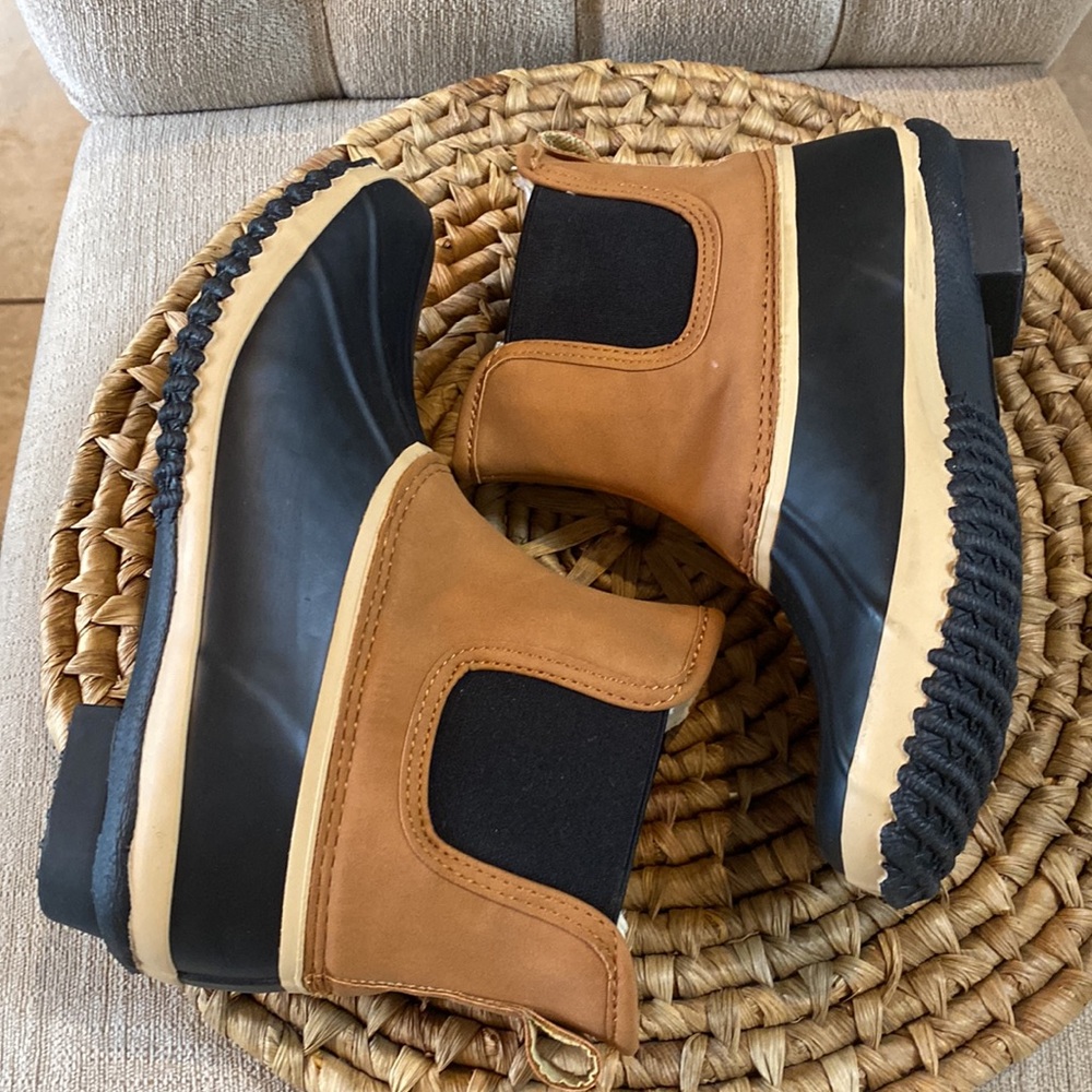 STYLE & CO NWT Womens Pull Tab Waterproof Tan & Black Duck Boots - Size 5
